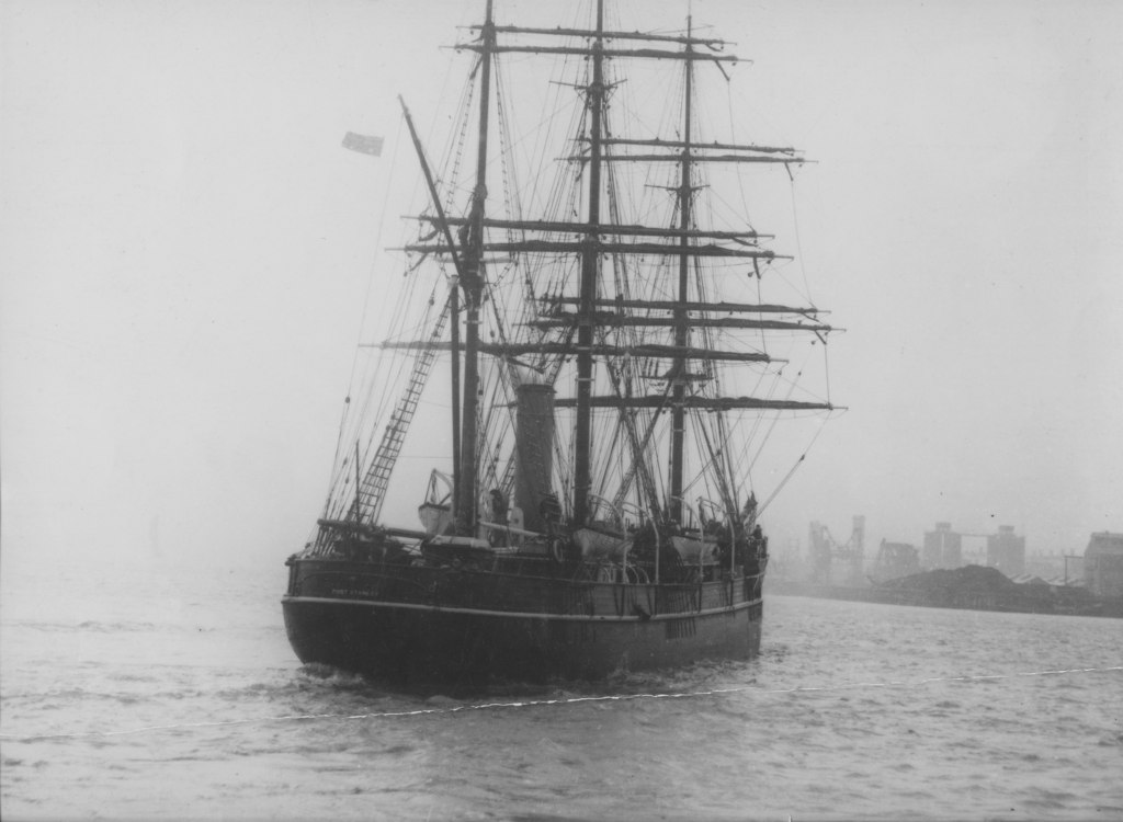 "Discovery" leaving London 1929 DUNIH 1.168