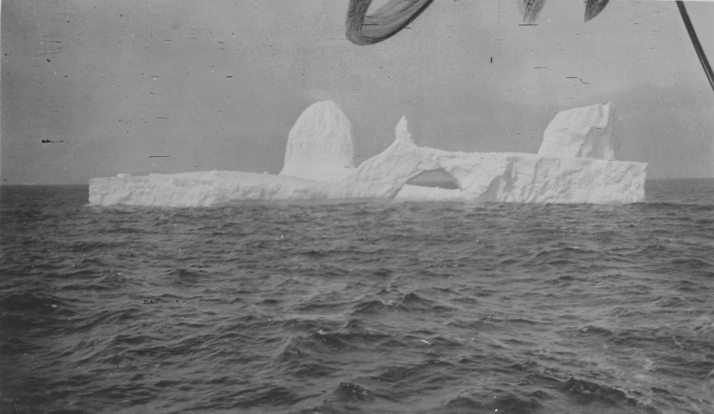Iceberg with natural arch DUNIH 1.333