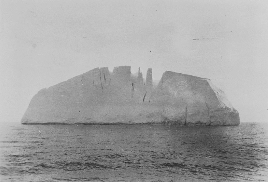 Castellated iceberg DUNIH 1.384