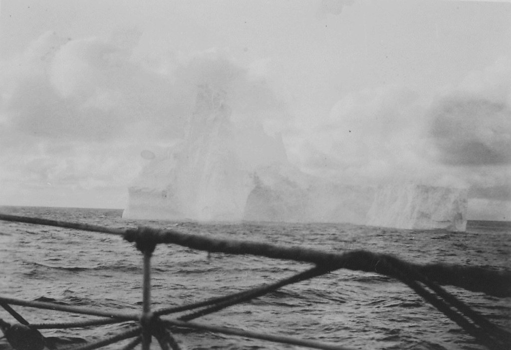 Iceberg with pinnacle DUNIH 1.386