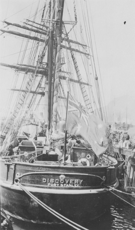 Stern view of the Discovery (with Australian flag flown) DUNIH 1.477