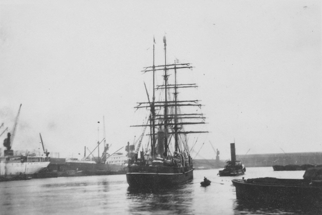 Discovery under tow in river DUNIH 1.480