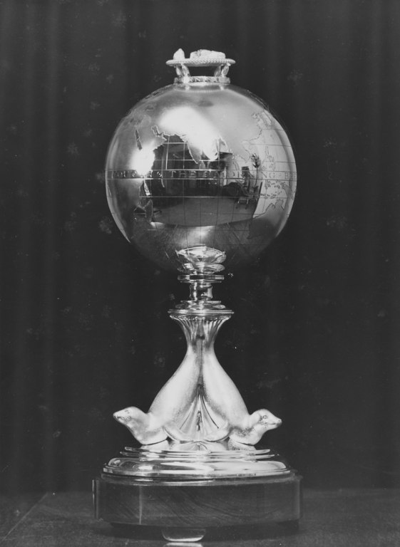 Globe presented to William Colbeck DUNIH 1.519