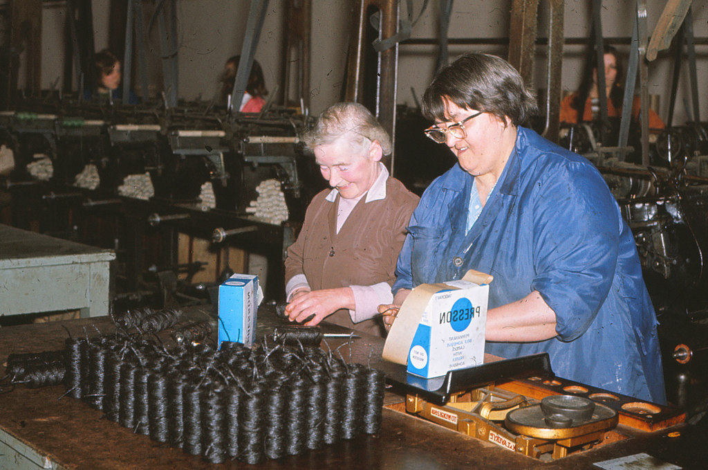 Women arranging spools of thread for the machine DUNIH 2006.1.20.1