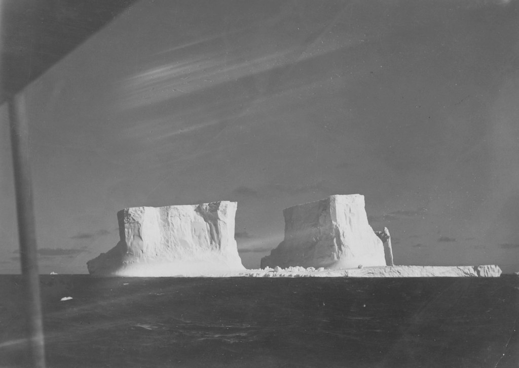 Ice berg in Weddell Sea DUNIH 2007.44.2