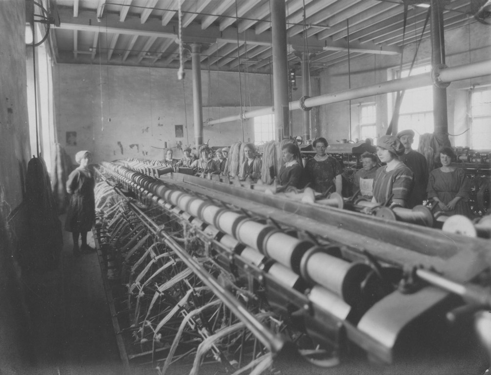Rockwell Works - winding warp bobbins with workers DUNIH 2007.54.7