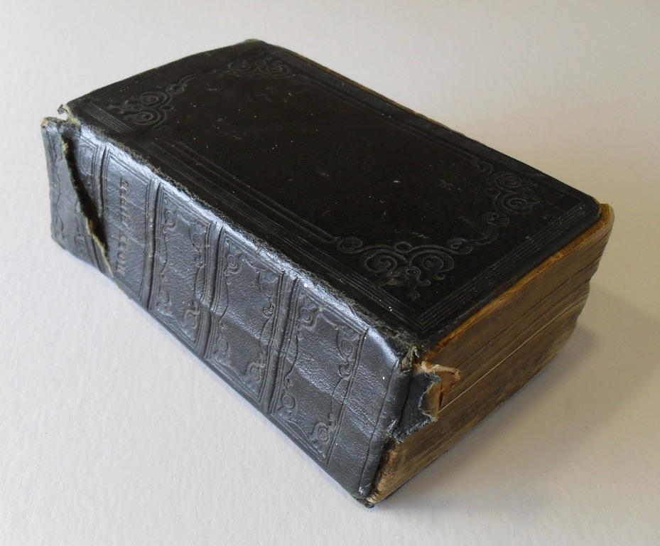 Bible belonging to Hugh Scott, Mid Wynd Dundee DUNIH 2009.47