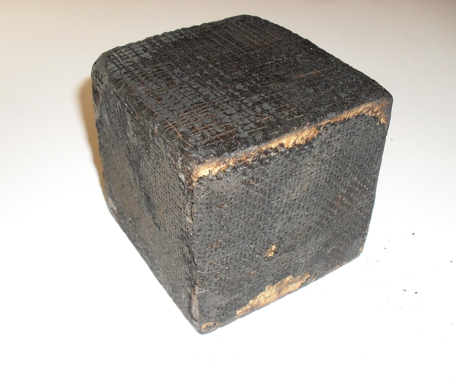 Cube with painted imprint of jute weave DUNIH 2010.47.7