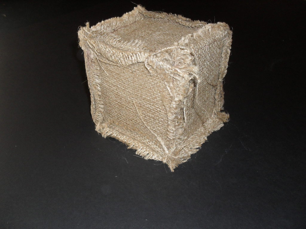 Cube covered in jute fabric. DUNIH 2011.1.78
