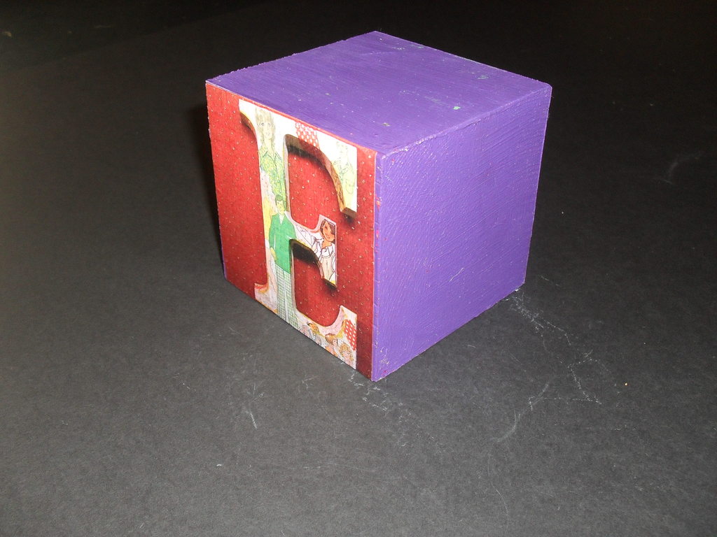 Cube embellished with the letter 'E' DUNIH 2011.1.80.4