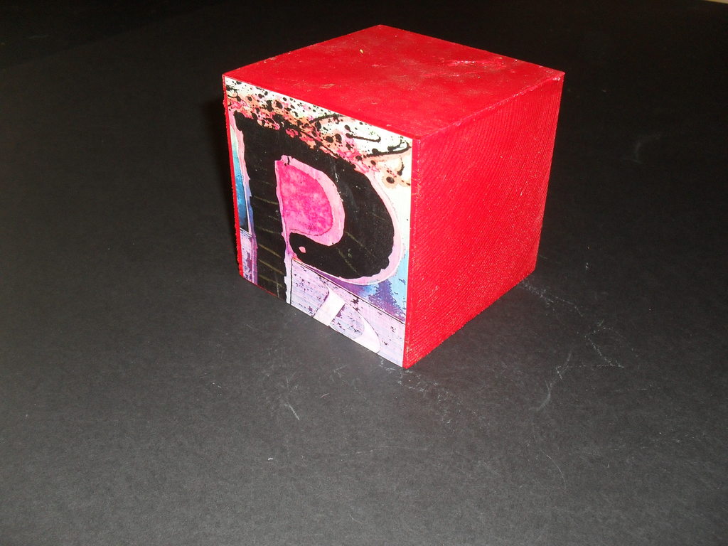 Cube embellished with the letter 'P' DUNIH 2011.1.80.6