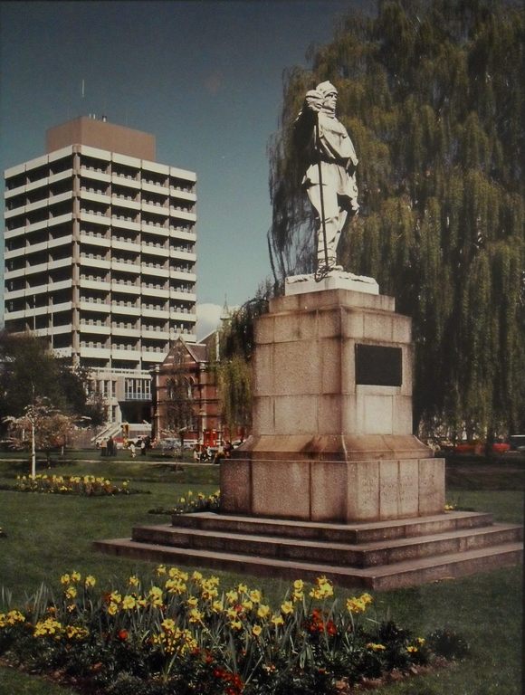 Photograph of Scott Statue K. 42