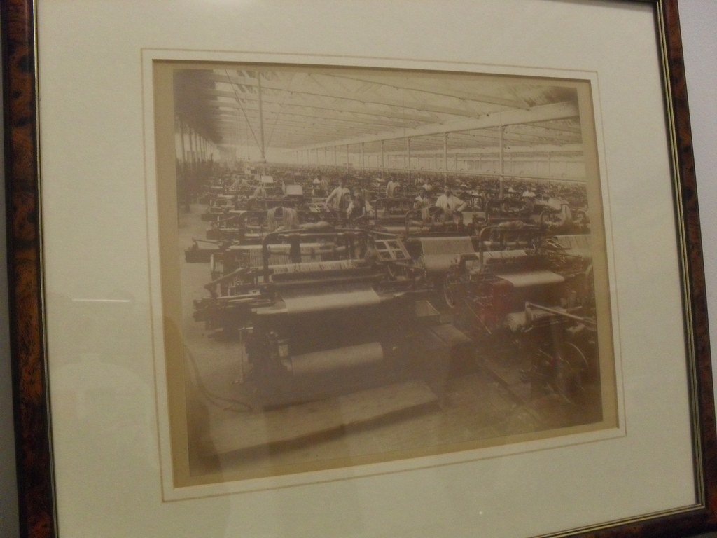 Photograph of weavers at Craigie Works DUNIH 2014.9