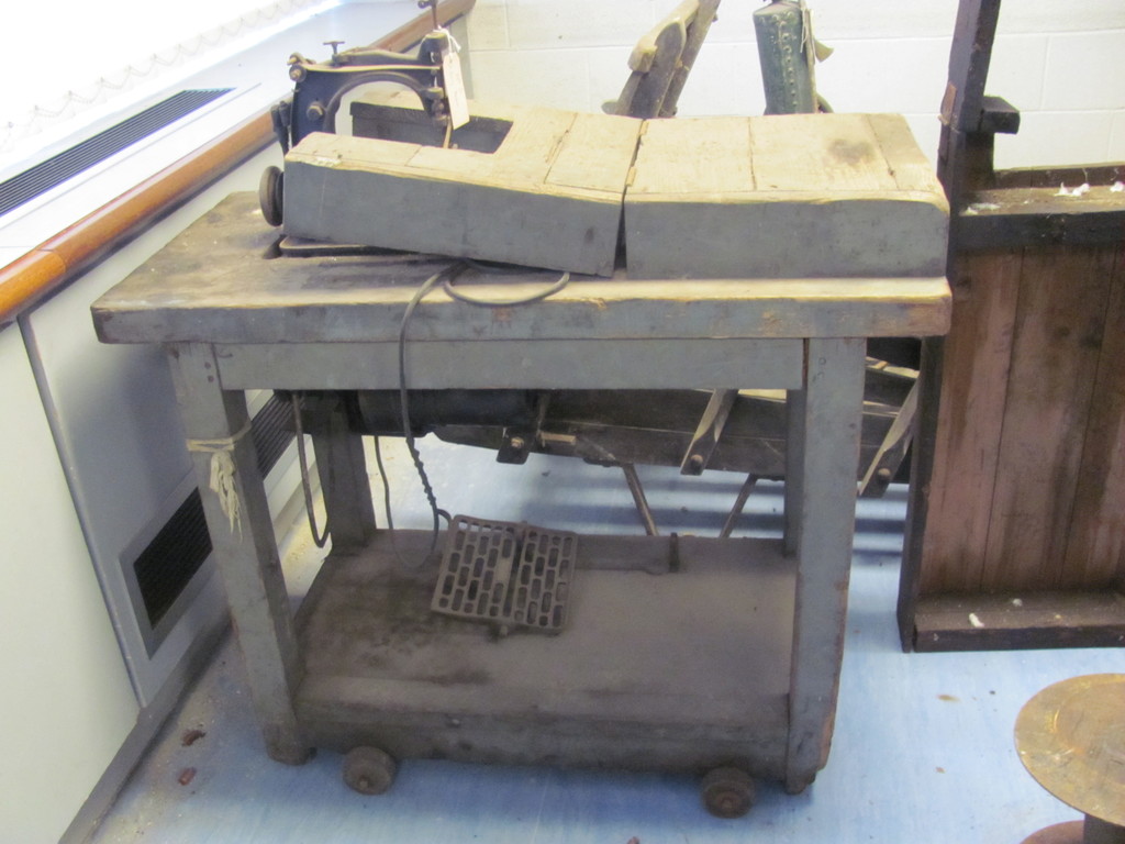 Sewing machine table DUNIH 2015.70