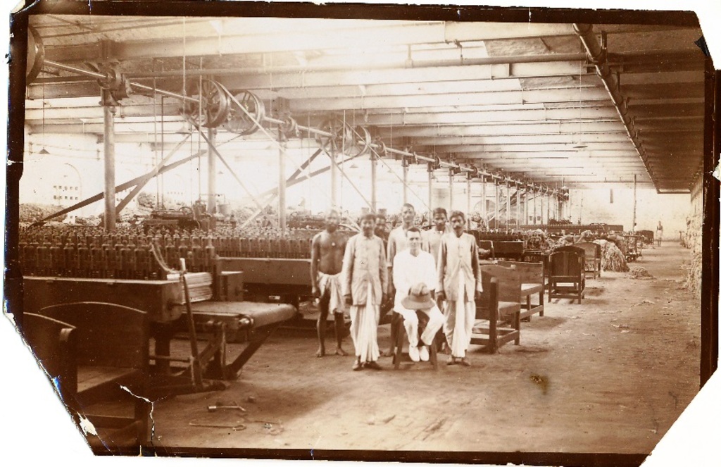 Photograph of workers at Indian Jute Mill, possibly the Alliance Mill DUNIH 2015.3.10