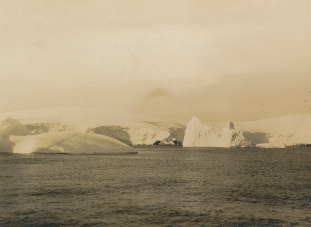 Icebergs and Melchin Island - Palmer Archipelago DUNIH 2017.2.22