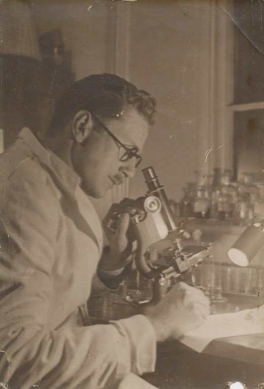 Alister Hardy working in a Laboratory DUNIH 2017.2.40