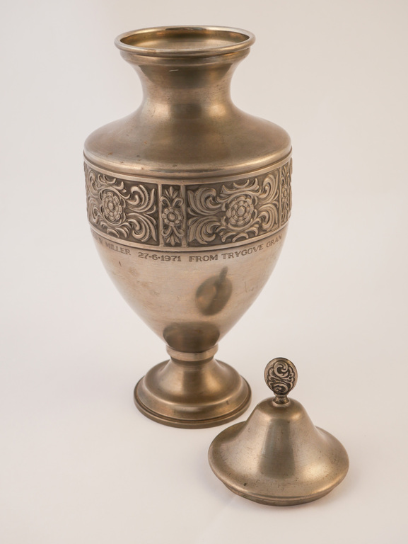 Decorative Urn given to Charles Miller by Tryggve Gran DUNIH 2014.5.1