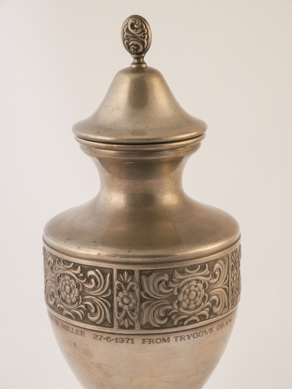 Decorative Urn given to Charles Miller by Tryggve Gran DUNIH 2014.5.1
