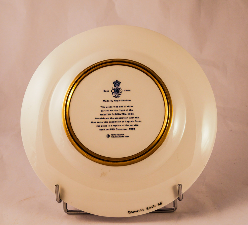 Dinner Plate produced for Discovery Space Shuttle Expedition DUNIH 2013.35