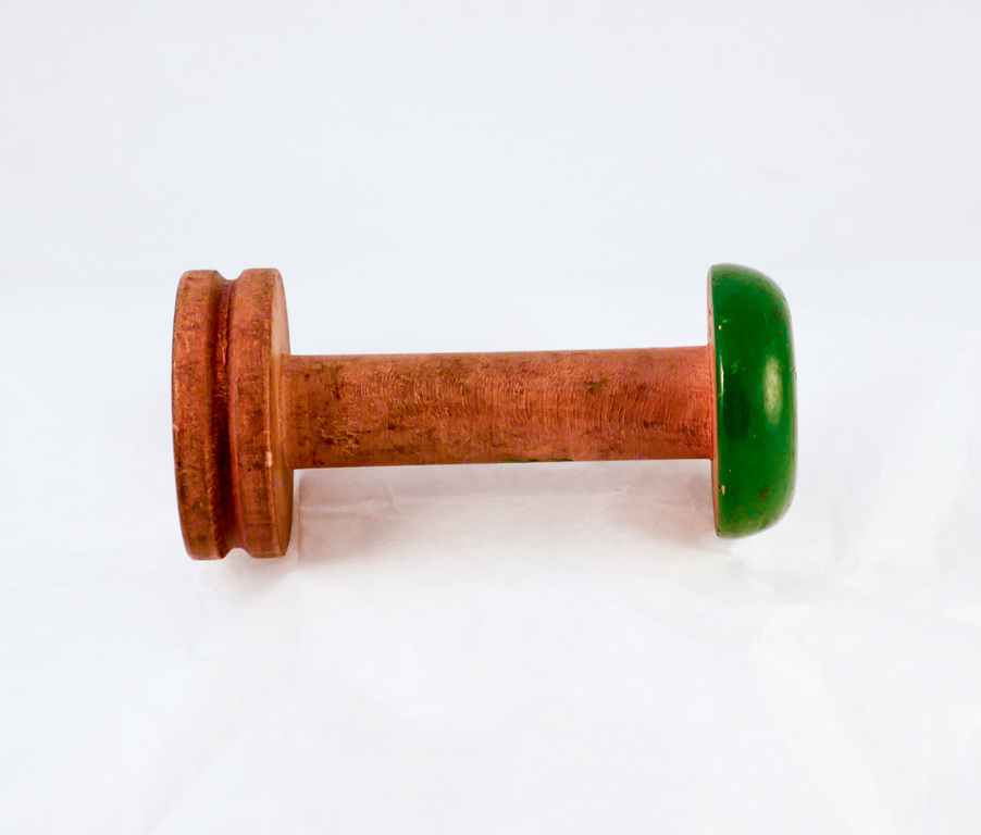 Wooden spool with green top DUNIH 2009.60.6
