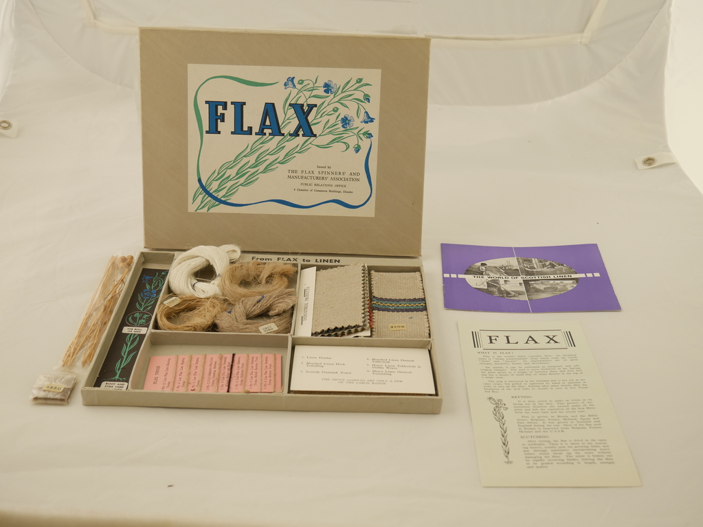 Fabric sample box, used for educational purposes DUNIH 2020.3