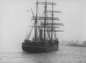 Image of "Discovery" leaving London 1929 DUNIH 1.168