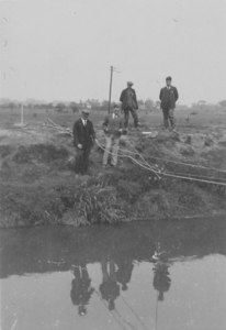 Image of Four people near water DUNIH 1.349
