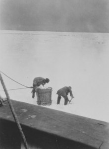 Image of Two crew members collecting ice DUNIH 1.391