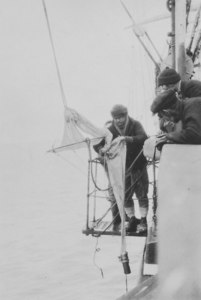 Image of Crew with plankton net DUNIH 1.401