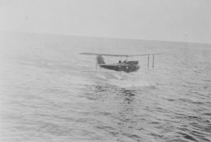 Image of Plane in the water DUNIH 1.429