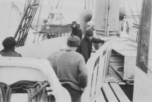 Image of Deck of Discovery unloading a crate DUNIH 1.485