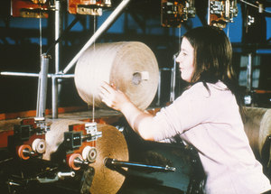 Image of Woman working on a spinning frame DUNIH 2006.1.33.6