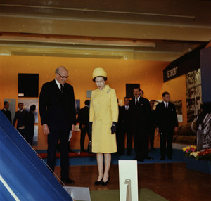 Image of Queen Elizabeth II visiting a jute exhibition DUNIH 2006.1.34.1