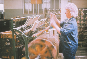 Image of Woman working on a roll winding machine DUNIH 2006.1.44.11