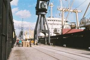 Image of Jute manufacturing - Transferring jute onto ship DUNIH 2006.1.60.4
