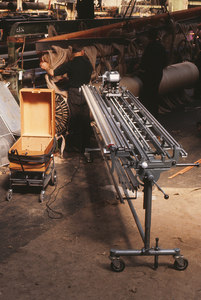 Image of Tenters working at beaming machine and bare loom DUNIH 2006.1.75.10