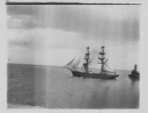 Image of Photograph of ships at Dundee harbour DUNIH 2009.26.2