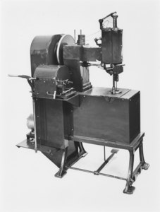 Image of Sewing machine used for the making of sacks DUNIH 2009.4.10