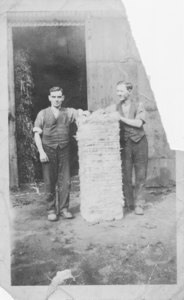 Image of Two jute workers, Garden Works, Benvie Road DUNIH 22