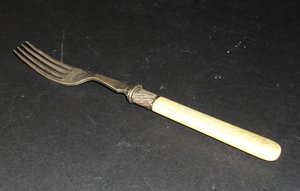 Image of Dessert fork with bone handle used onboard the Discovery Expedition DUNIH 275.8