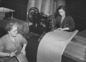 Image of ULRO - Two women sewing sacks DUNIH 393.100