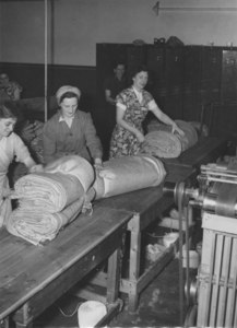 Image of ULRO - Women packing completed sacks DUNIH 393.101