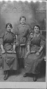 Image of Three women jute workers DUNIH 414