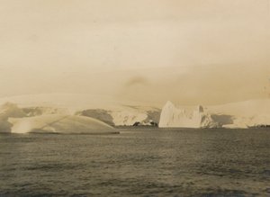Image of Icebergs and Melchin Island - Palmer Archipelago DUNIH 2017.2.22