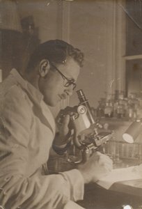 Image of Alister Hardy working in a Laboratory DUNIH 2017.2.40