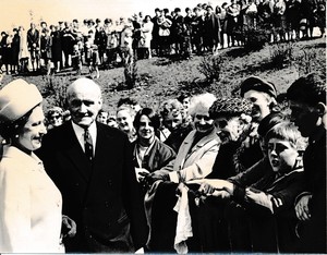 Image of Photograph of the Queen meeting the crowds, May 1969 DUNIH 2017.16.2.7