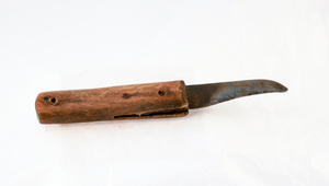 Image of Knife with curved blade DUNIH 2008.156.3