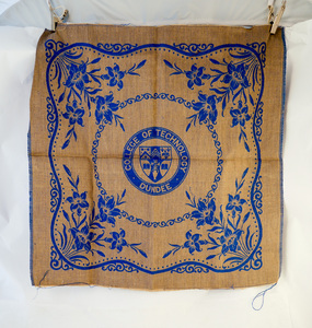 Image of Linen sample with Dundee Technical college crest DUNIH 2009.67.27